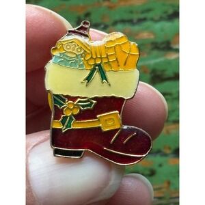 VINTAGE CHRISTMAS STOCKING PIN HOLIDAY CHRISTMAS‎ COLLECTIBLE ENAMEL GOLD